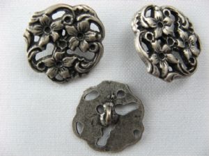 Metallknopf mit Öse 23 mm, Blumenrelief